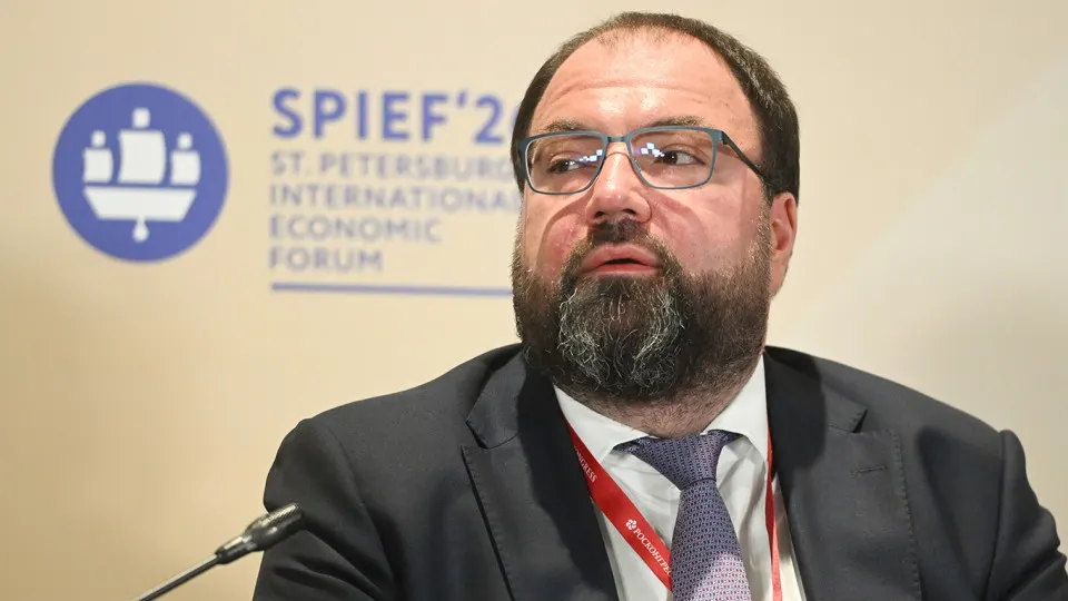 Глава Минцифры заявил о планах внедрить обязательную проверку возраста на интернет‑платформах. Рассматриваются технологии ИИ и привязка к «Госуслугам». Эксперты предупреждают о рисках для персональных данных и дополнительных расходах для владельцев сервисов.