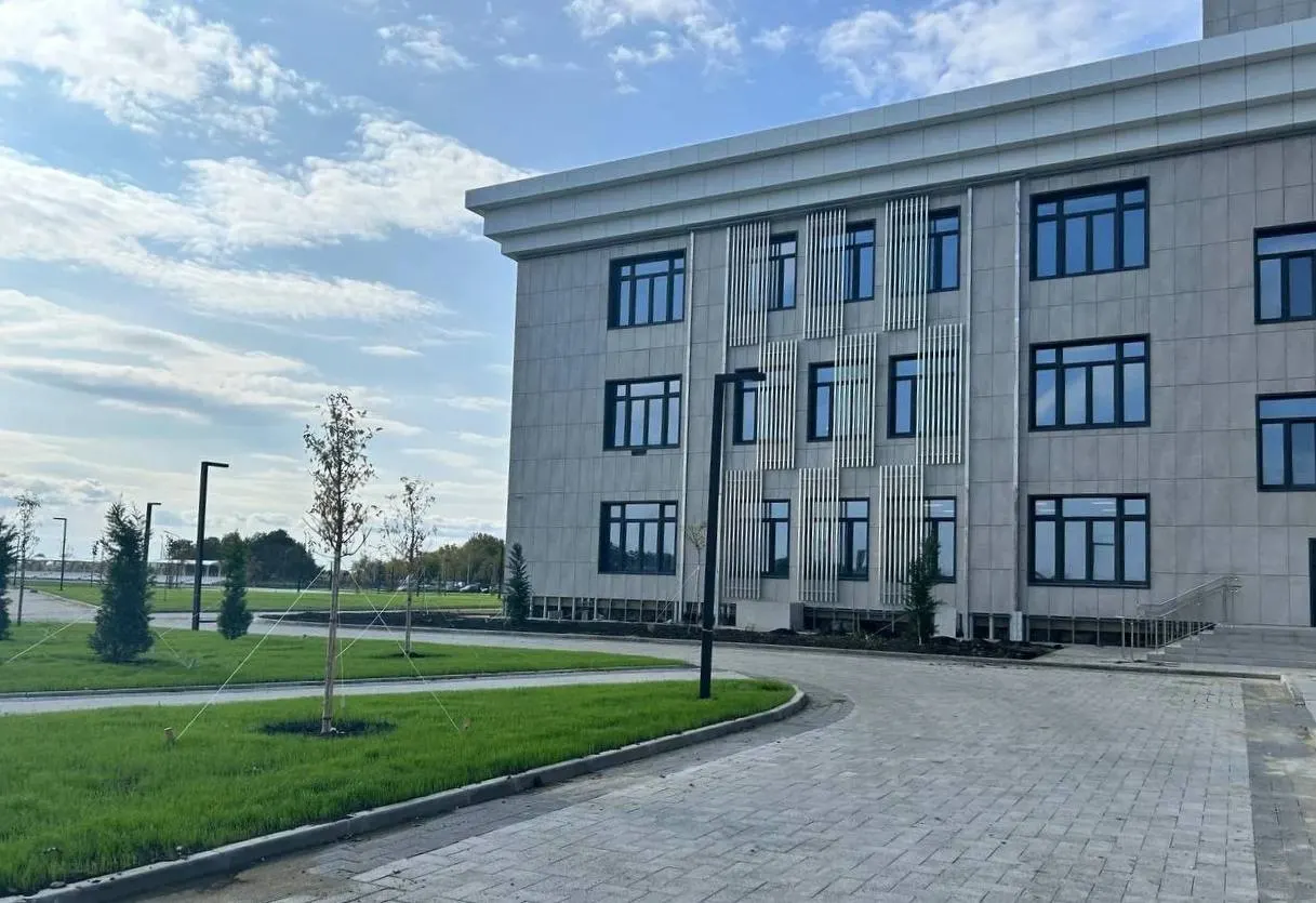 Новая профильная школа примет в первый год 800 учащихся 5–8 и 10 классов с индивидуальным отбором; приём документов продлится с 15 июня по 4 июля 2026 года.