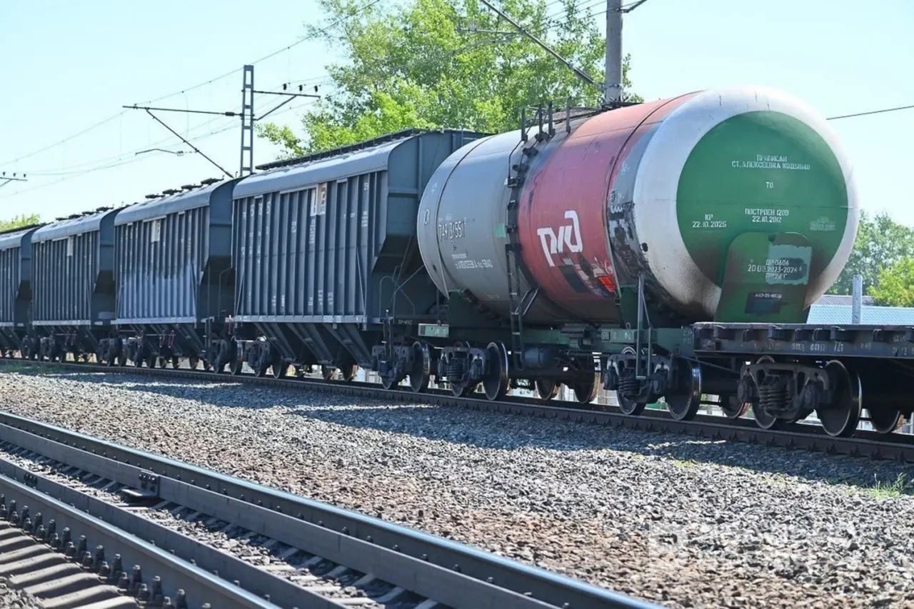 Штаб организован для обеспечения бесперебойного приёма и доставки нефтегрузов по регионам, с особым вниманием к поставкам авиационного керосина и оперативному мониторингу перевозок.