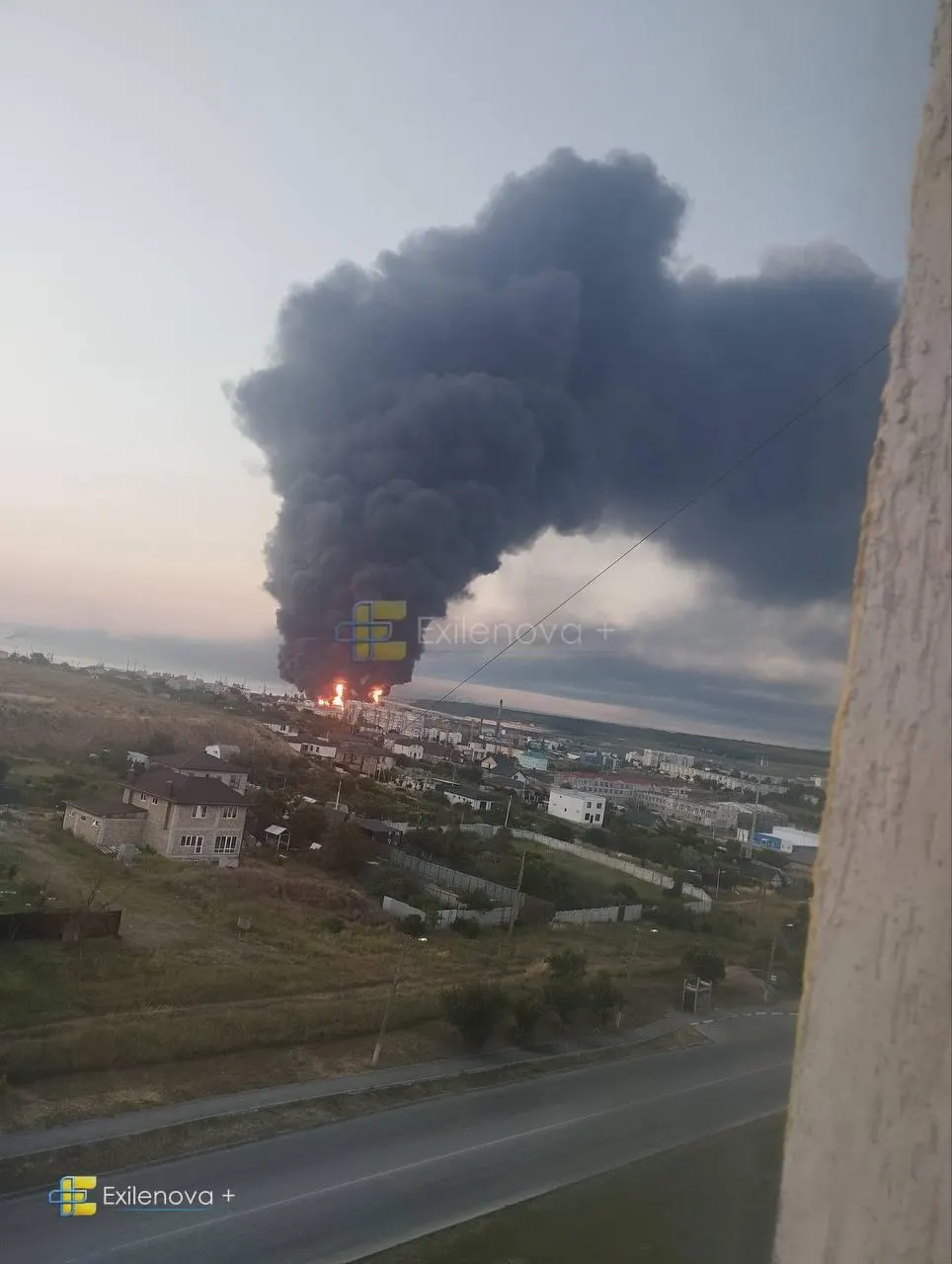 В результате серии ударов беспилотников в районе Керченского пролива погибли не менее пяти человек, десятки получили ранения. В порту и на нефтебазах возникли пожары, повреждены жилые дома и объекты инфраструктуры.