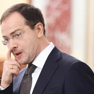 Помощник президента предложил вернуть практику обязательной отработки для студентов, предлагая контрактное распределение и участие работодателей в обучении. Аналогичные инициативы ранее вносились в регионах и парламенте.