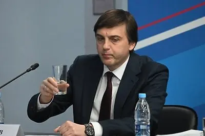 Ведомство рекомендовало школьникам для внеклассного чтения на летние каникулы современные и патриотические книги о подвигах современных защитников Отечества, в том числе о героях специальной военной операции.