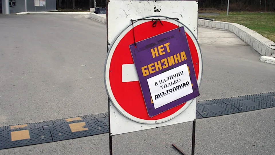 С ночи до первой половины дня 3 июня топливо всех марок в Севастополе будут выдавать лишь оперативным службам; ограничения стали следствием дефицита бензина после ударов по нефтеперерабатывающей инфраструктуре.
