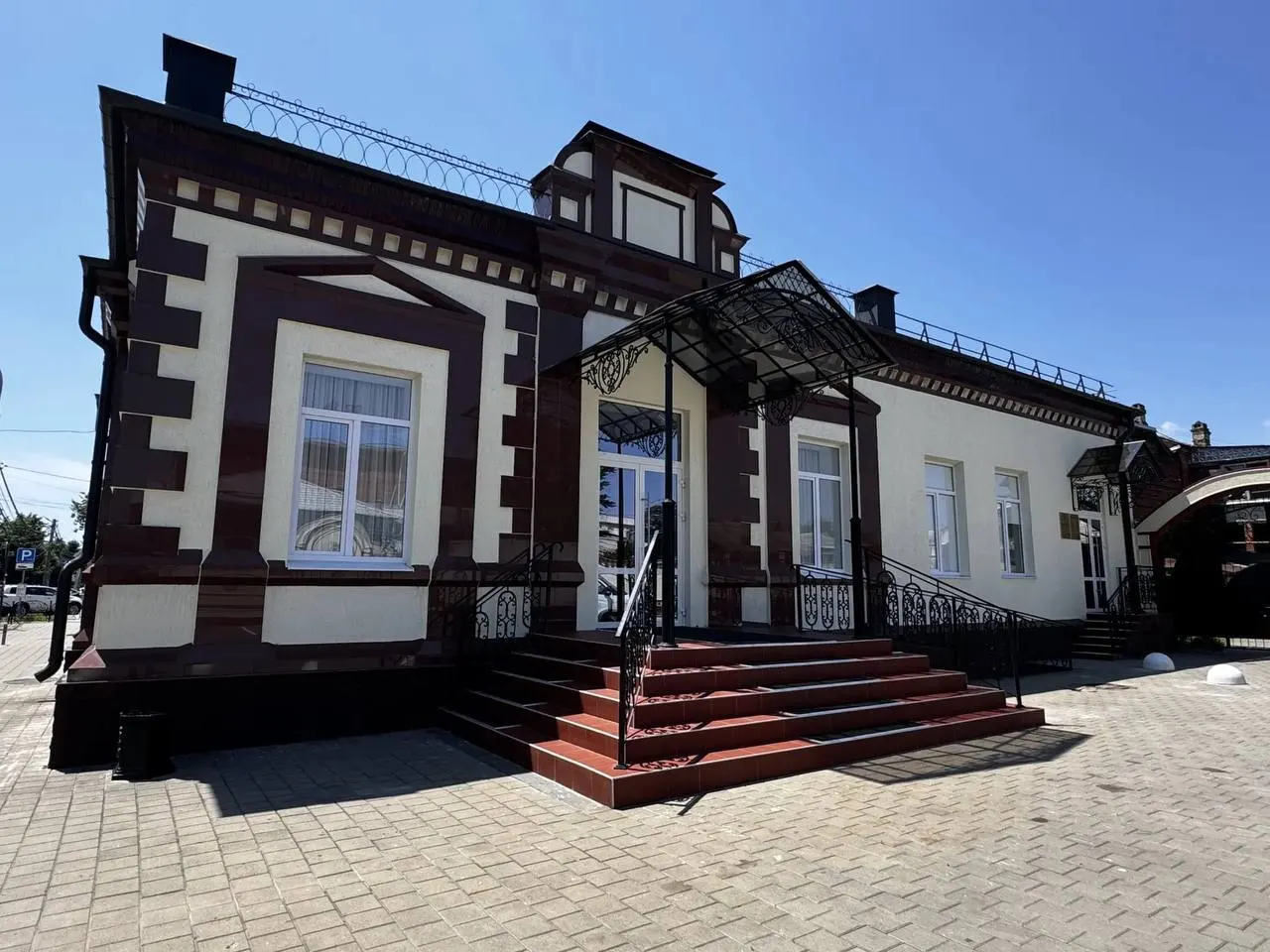 В историческом здании на улице Рашпилевской завершили капитальный ремонт Западного ЗАГСа: заменили кровлю, обновили инженерные сети и подготовили залы для регистраций и торжеств.