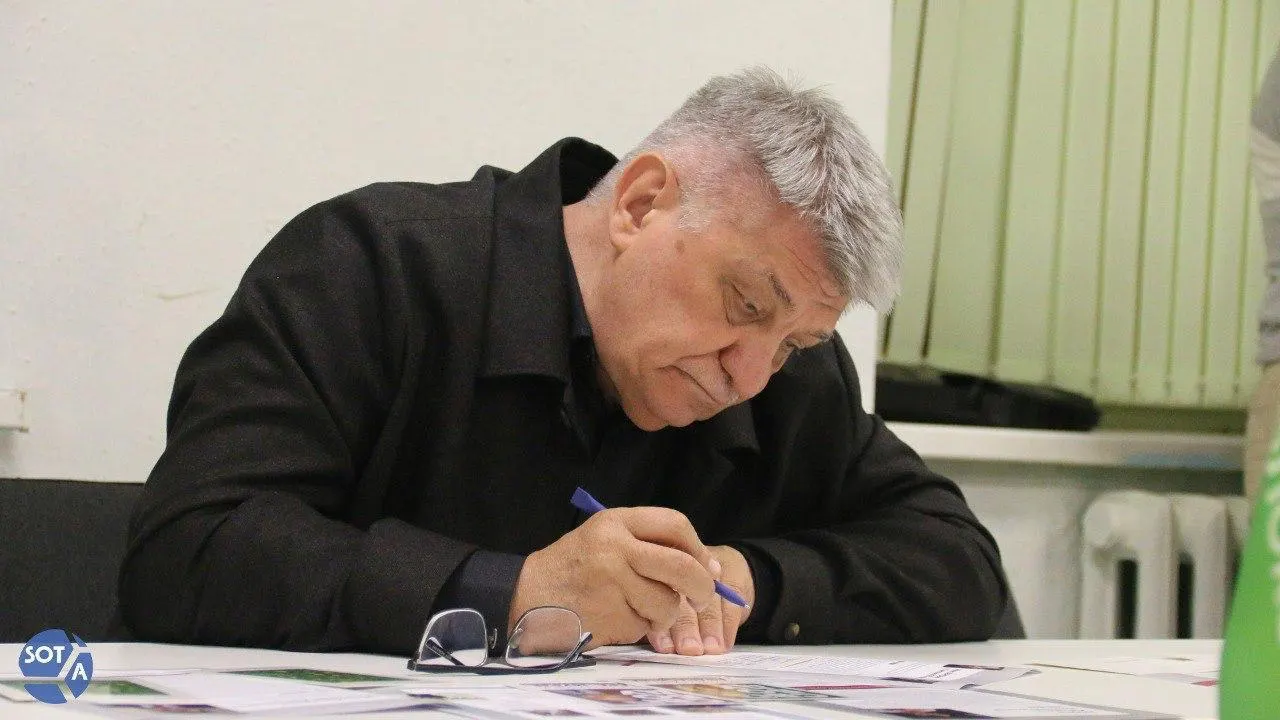 Президент направил поздравление выдающемуся режиссёру и подчеркнул его вклад в развитие кинематографа. При этом в последние годы Сокуров фактически лишён прокатных удостоверений и был исключён из Совета по развитию кинематографии.