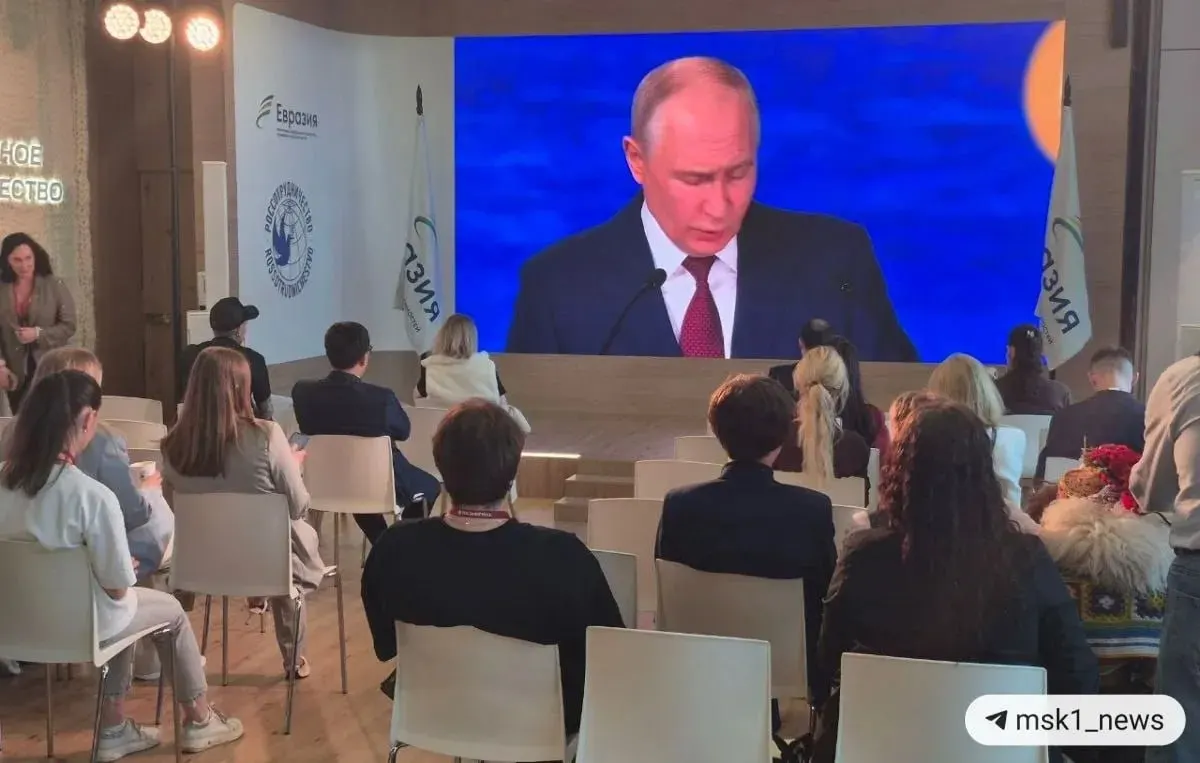На ПМЭФ президент заявил, что мировая экономическая карта меняется: вклад стран БРИКС растёт, роль G7 снижается, торговая система теряет западноцентричную ориентацию, а заморозка резервов и санкции ударили по доллару и евро.