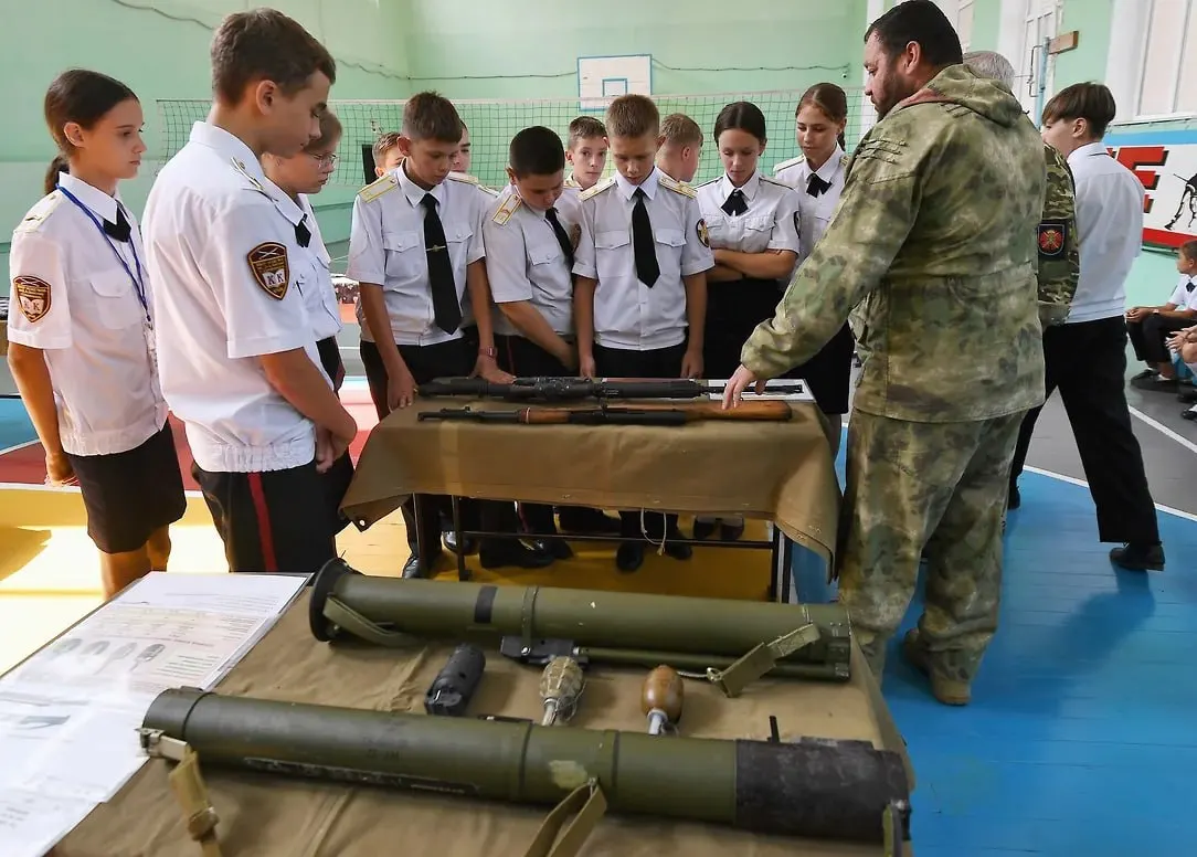 Российское военно-историческое общество предложило подключить учеников и студентов к сбору воспоминаний участников «СВО» и волонтёров; идею, как сообщается, уже одобрили в Минобрнауки — материалы планируют использовать в школьных экспозициях и цифровом архиве.