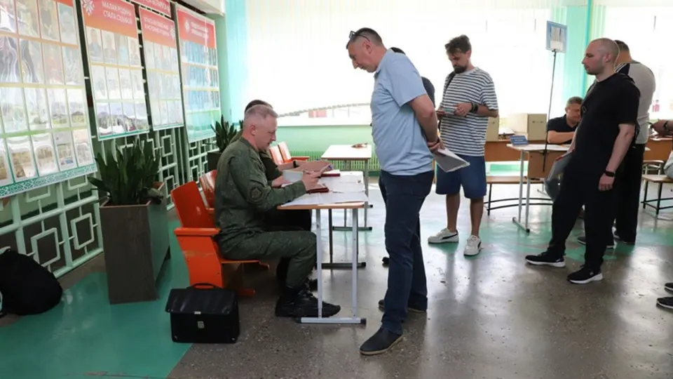 В Гродненской области с 17 по 26 июня идут учения с военкоматами: проверяют оповещение и сверку учётных данных, резервистов вызывают на контрольные явки. Источники связывают это с давлением со стороны России и обсуждением участия Минска в эскалации конфликта.