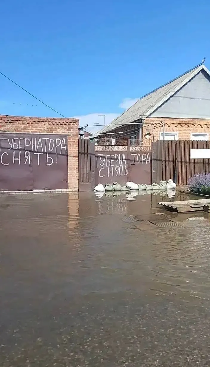 14 июня жители микрорайона 9-й километр в Краснодаре перекрыли улицу из‑за подтопления домов и участков. На место приехали полиция, глава округа и машины для откачки ливневых вод.