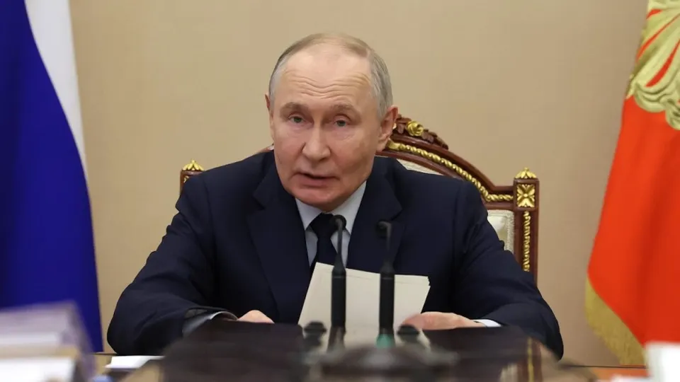 Президент заявил, что инвестиционной паузы нет: спад связывают с макроэкономической сдержанностью, высокими ставками и внешними ограничениями, при этом бюджетные возможности для ускорения инвестиций ограничены.