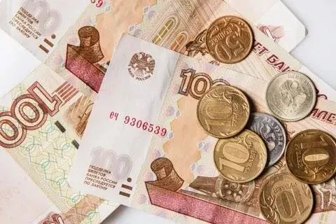 48‑летний житель Краснодара через сайт записался на диспансеризацию; мошенник, представившись сотрудником ФСБ и Росфинмониторинга, выманил код из СМС и добился перевода 2 865 000 рублей. По факту возбуждено уголовное дело по части 4 статьи 159 УК РФ.