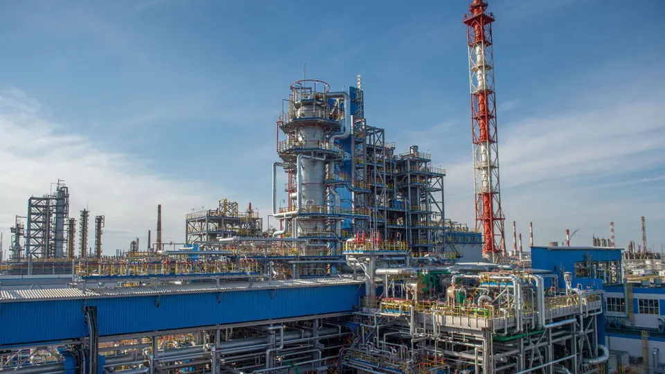 Нефтепереработка на заводе в Салавате остановлена с 14 июля из‑за повреждений, вызванных атакой беспилотников. На устранение последствий и частичное восстановление производства могут потребоваться от нескольких недель до нескольких месяцев; это уже пятая крупная остановка НПЗ в июле, что усугубляет дефицит топлив в стране.