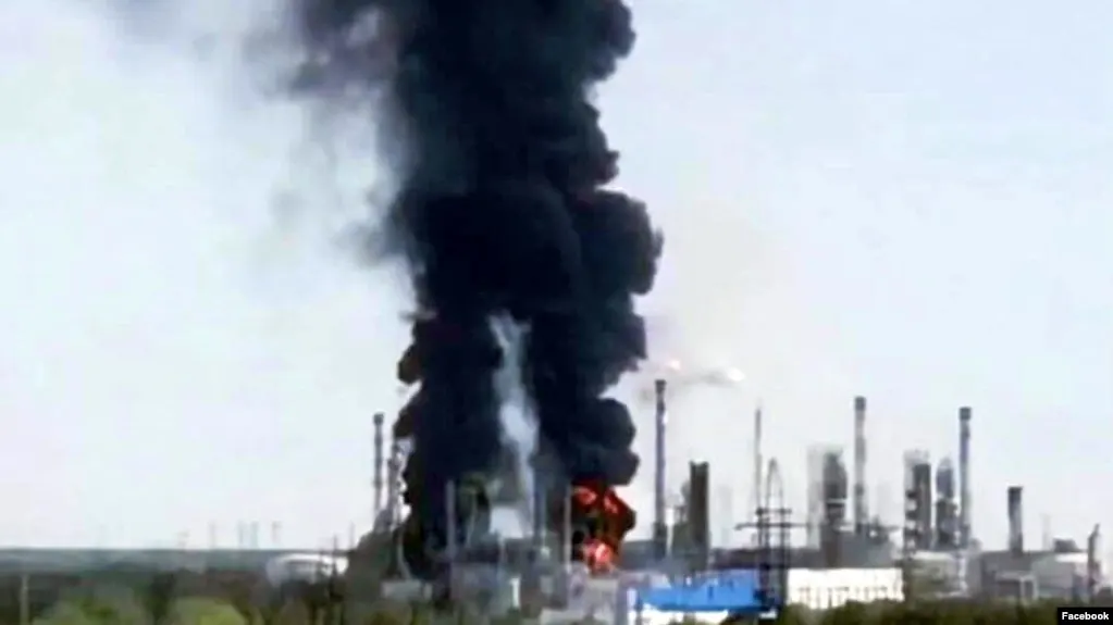 25 июля на Тюменском нефтеперерабатывающем заводе произошёл пожар после удара беспилотника: загорелись установки гидроочистки дизеля и производства высокооктанового бензина, завод временно остановил переработку нефти.