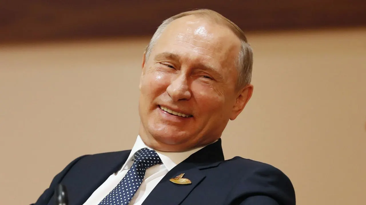 Несмотря на статус одного из крупнейших экспортёров нефти, РФ начала закупать готовый бензин из Индии: в страну уже доставлено не менее 60 тыс. тонн, в планах — около 400 тыс. тонн в месяц.