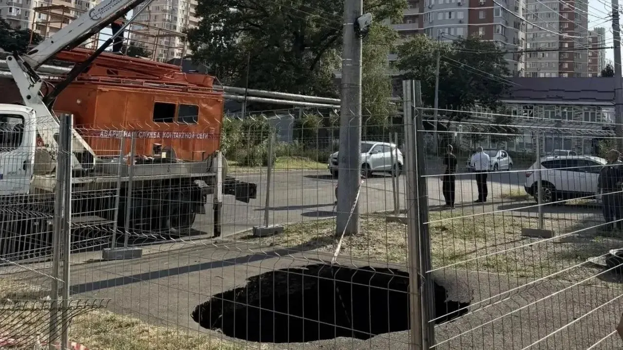 22 июля на улице Кожевенной появилась большая яма; левая полоса на участке от домов №1 до №13 в сторону Тургеневского моста закрыта. Водоканал выкопает котлован, откачают стоки, укрепят стенки и отремонтируют повреждённый коллектор.
