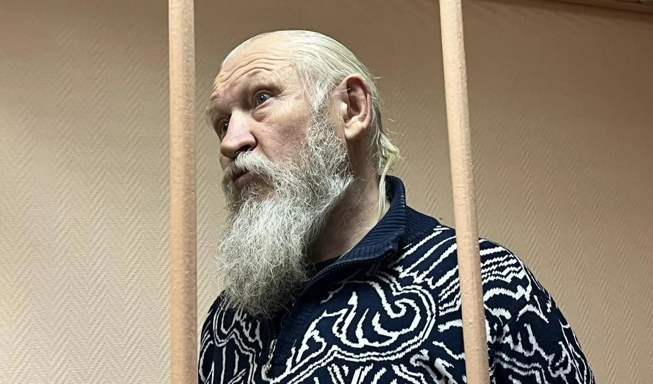 В обновлённый перечень внесён бывший депутат Госдумы от ЛДПР Михаил Александрович Глущенко, ранее осуждённый за соучастие в убийстве Галины Старовойтовой и известный как Миша Хохол.