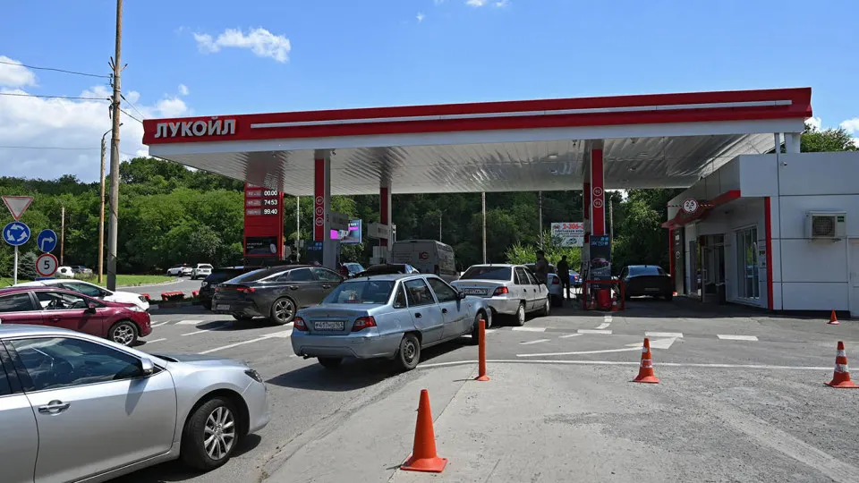 Цена белорусского АИ‑92 выросла почти вдвое с начала мая; дефицит топлива усилился после ударов по НПЗ, власти наращивают импорт, но логистика и санкции ограничивают возможности поставок.