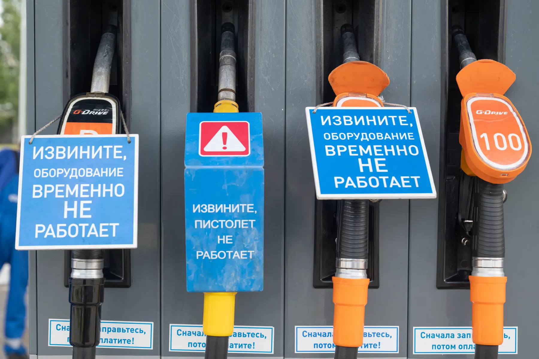 Федеральная антимонопольная служба начала проверки в нескольких регионах и выявляет признаки картельного сговора на оптовом рынке нефтепродуктов. Расследования проходят на фоне дефицита топлива после повреждений НПЗ и резкого роста оптовых и розничных цен.