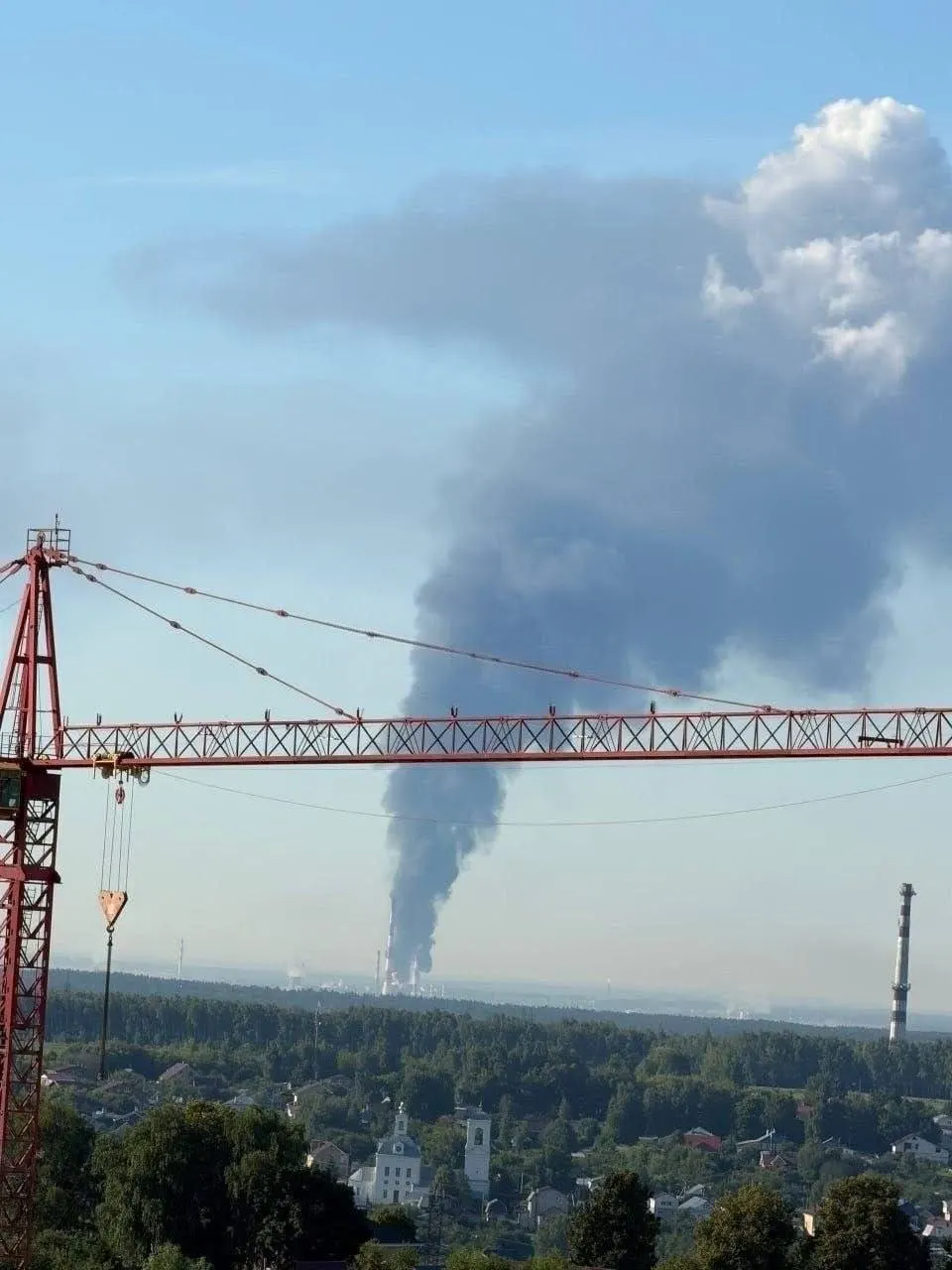 Ночью 2 июля беспилотные камикадзе поразили Кстовский нефтеперерабатывающий завод — основной источник бензина для Чувашии. Один человек погиб, ещё четверо ранены. Заправки в регионе испытывают дефицит топлива и резкий рост цен.