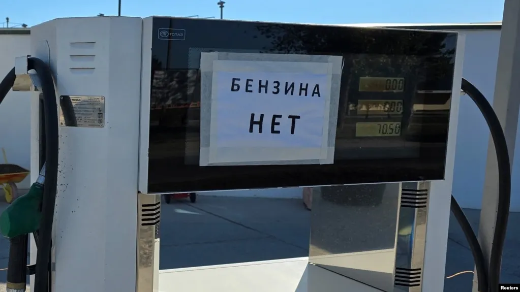 Росстат зафиксировал рекордный недельный рост цен на бензин в Севастополе — сразу на 30%. Причины — сокращение производства после ударов по НПЗ, осложнённая логистика и ограничения продажи топлива в регионе.