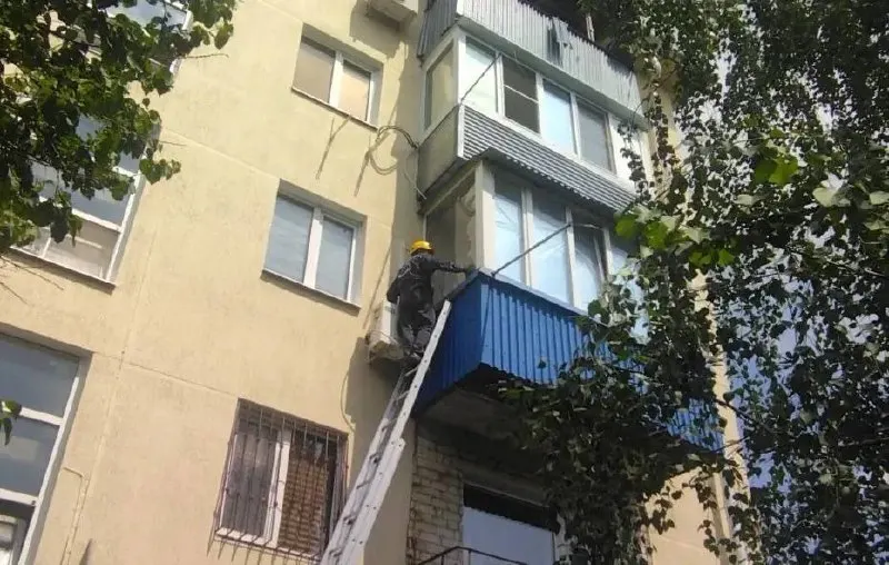 Спасатели и коммунальщики в Прикубанском и Карасунском округах очищают обломки, герметизируют разбитые окна и оценивают ущерб. Выявлены повреждения в многоквартирных и частных домах, проводится поквартирный обход.