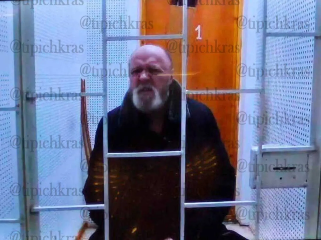 Советский районный суд Краснодара рассматривает обвинения против бывшего судьи: превышение полномочий и вынесение заведомо неправосудных решений, связанные с земельными участками в Хостинском и Адлерском районах. Экс-судья находится под стражей.