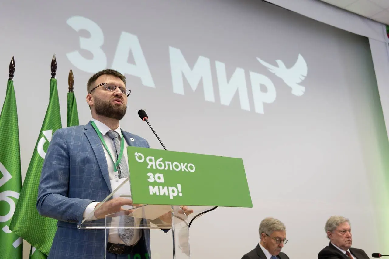 Ведомство отклонило жалобу: в решении указаны «факты политической деятельности» — поздравления от руководства партии, суды, памятные акции и видео с бумажными самолётиками.