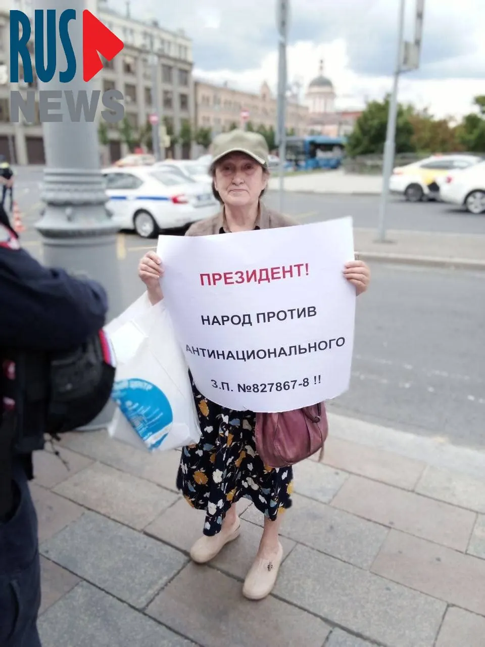 Наталья Шамина вышла в одиночный пикет у Старой площади с требованием не передавать регионам право снимать памятники с госохраны — её задержали полицейские.