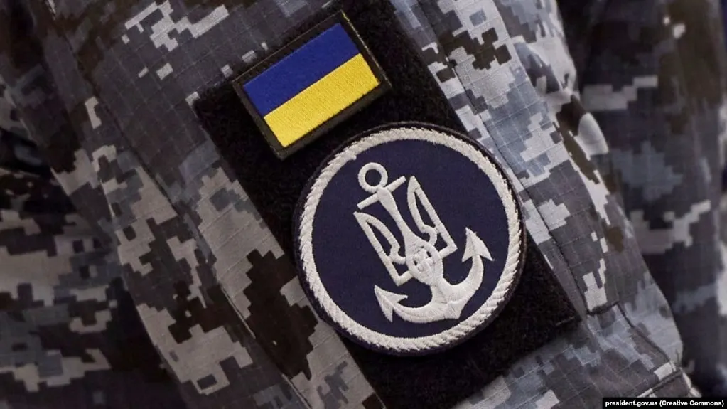По данным Украины, корабль якобы был поражён морским беспилотником Sargan-3000; о погибших и пострадавших сообщают, но независимых подтверждений нет.