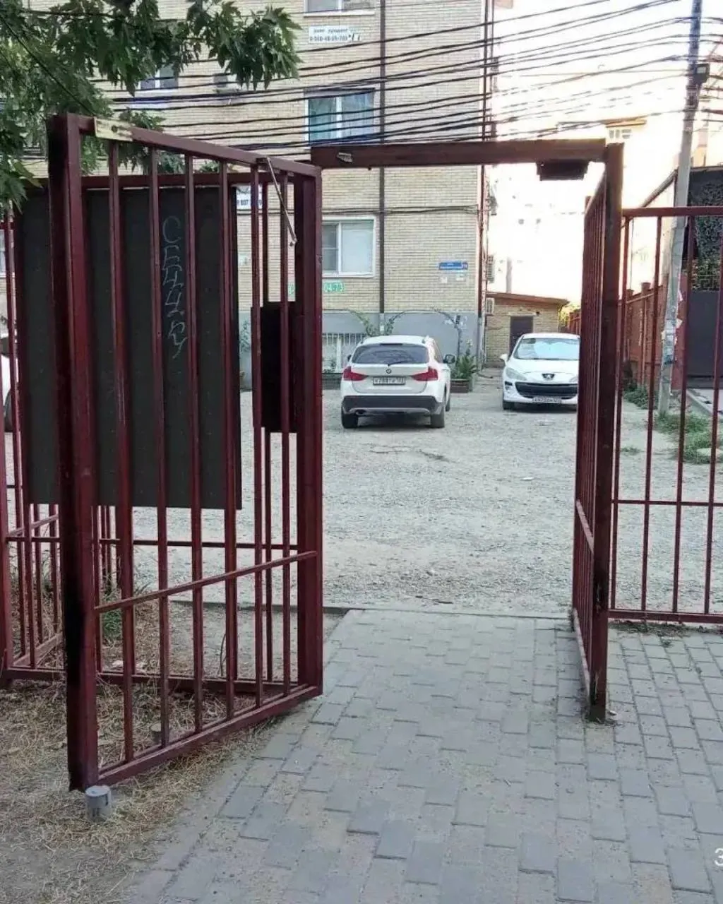 Ограждение установили по просьбе жильцов, но соседям пришлось идти в обход. Позже управление по жилищным вопросам при содействии УК срезало сварные швы, и проход снова открыт.