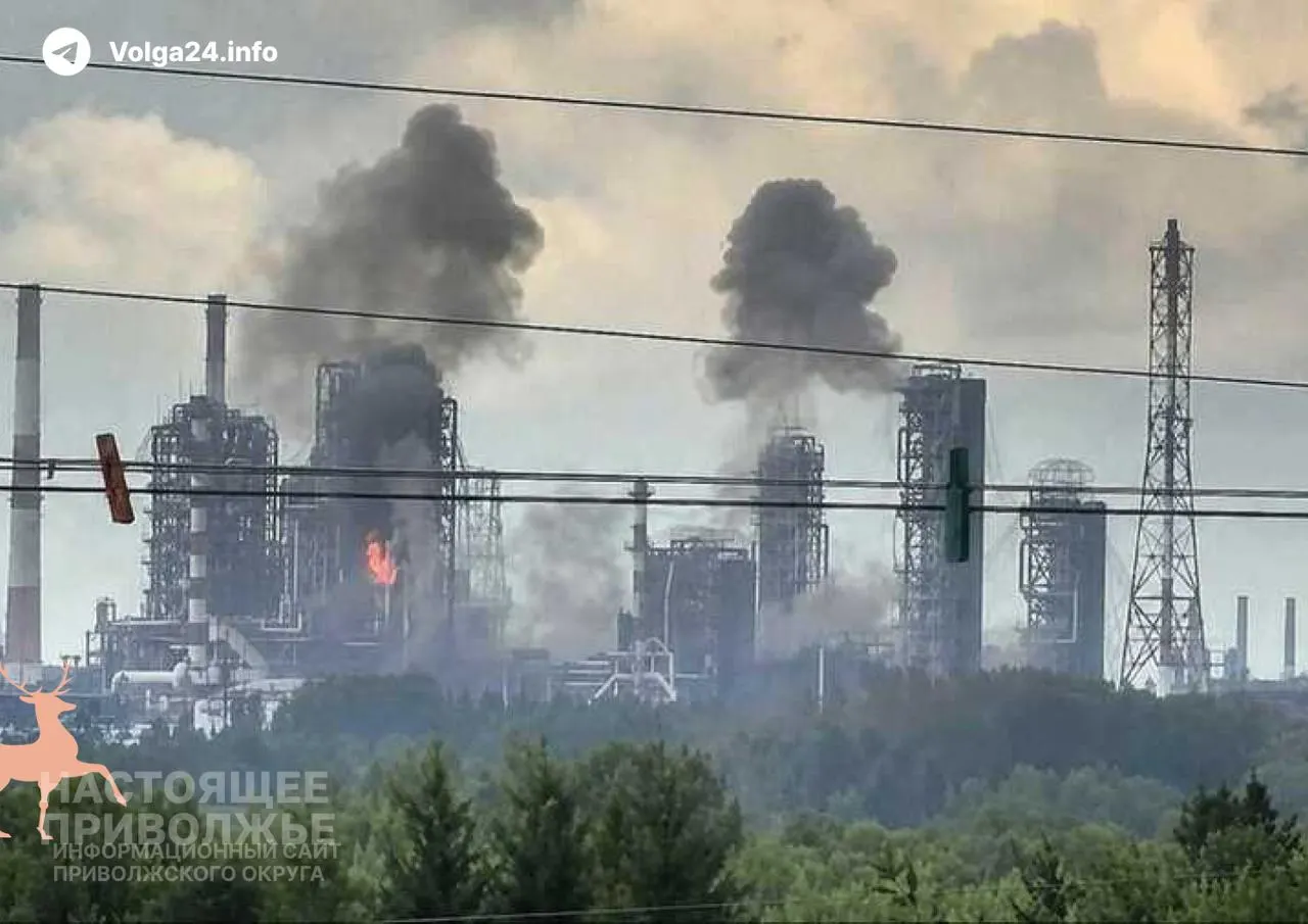 С начала войны беспилотники атаковали большинство крупных нефтеперерабатывающих заводов страны. Уцелели лишь несколько предприятий в Сибири и на Дальнем Востоке, суммарная мощность которых явно недостаточна для покрытия потребностей страны.