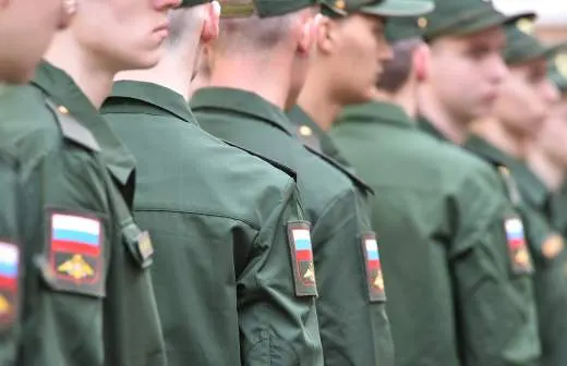 Правительство поддержало законопроект, который позволит направлять призывников на службу в пожарные и аварийно‑спасательные подразделения МЧС по всей стране; в ведомстве оценивают потребность в нескольких тысячах человек.