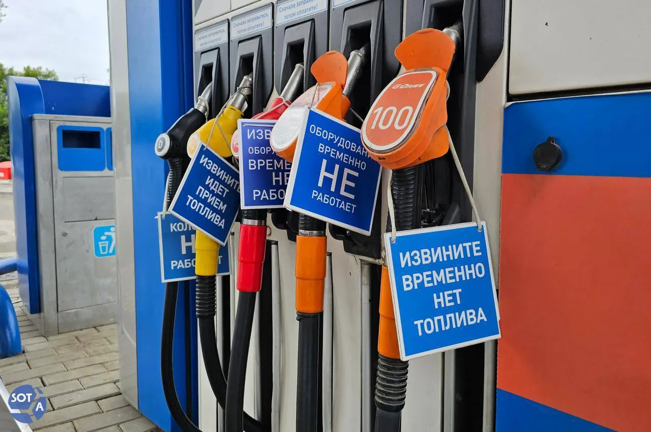 Медианные цены на бензин в первой декаде июля выросли на десятки процентов по сравнению с прошлым годом. Из‑за ремонтов НПЗ, сезонного спроса и локальных дефицитов заметного снижения цен в ближайшие недели не ожидают.
