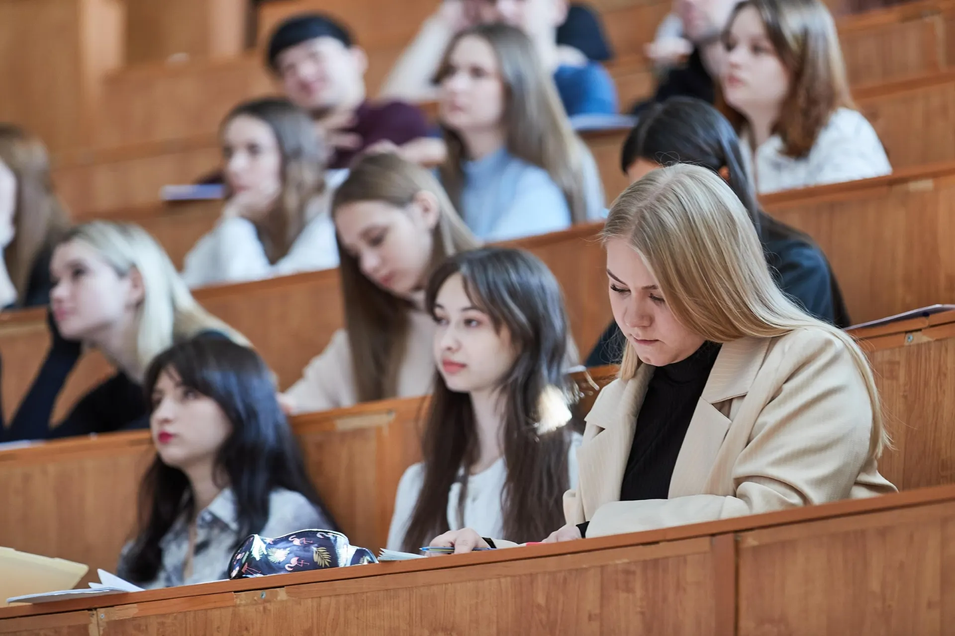 Студентов по целевым договорам теперь могут отчислять в любой момент — вместо штрафов вводятся правила компенсации расходов, что меняет порядок возврата средств и усиливает ответственность учащихся.