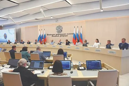 Центризбирком подготовил проект постановления об исключении ряда кандидатов из партийного списка «Яблока» по обвинениям в демонстрации запрещённой символики; при выбытии четверти списка партия рискует быть снята с выборов.