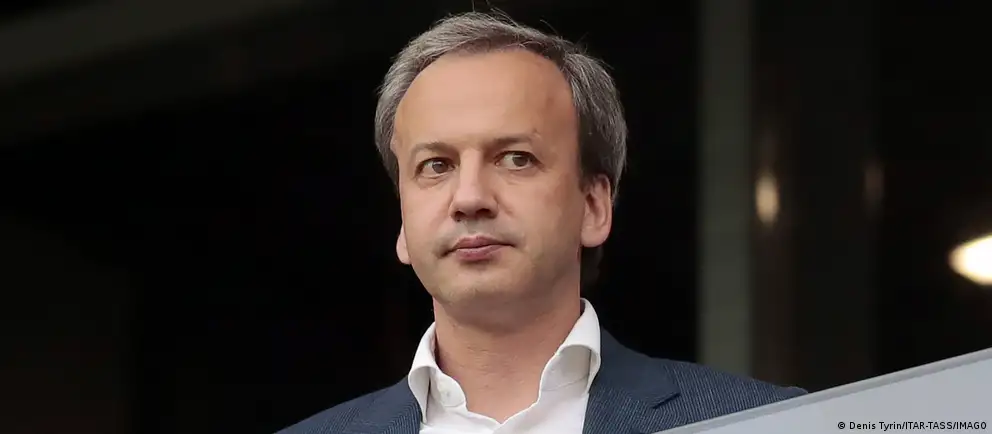 Аркадий Дворкович заявил, что будет оспаривать в суде решение Евросоюза о внесении его в санкционный список, и до разрешения спора добровольно отказывается от обязанностей президента Международной шахматной федерации — их исполнение перейдёт к вице-президенту Вишванатану Ананду.