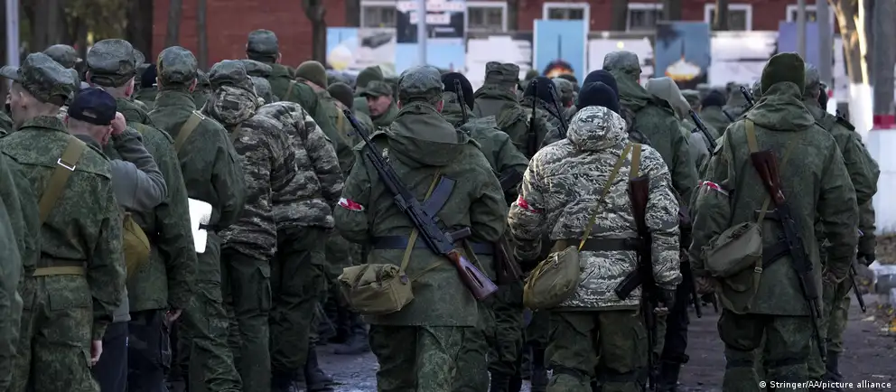Официальные лица отрицают планы новой мобилизации, но независимые источники и аналитики отмечают признаки, которые рассматриваются как подготовка. Разбираем ключевые факты и оценки экспертов.