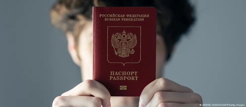 После возражений Франции и Италии относительный запрет на въезд для российских военнослужащих предложено ограничить лишь лицами, непосредственно участвовавшими в боевых действиях в Украине; также расширены гуманитарные и государственные исключения.