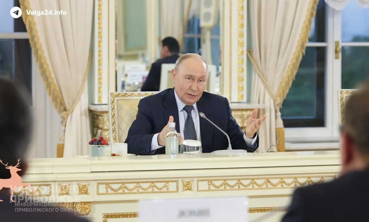 Президент заявил, что проблемы на внутреннем топливном рынке временные и созданы извне; ВВП России за пять месяцев вырос на 0,2%, в мае — на 0,3%.