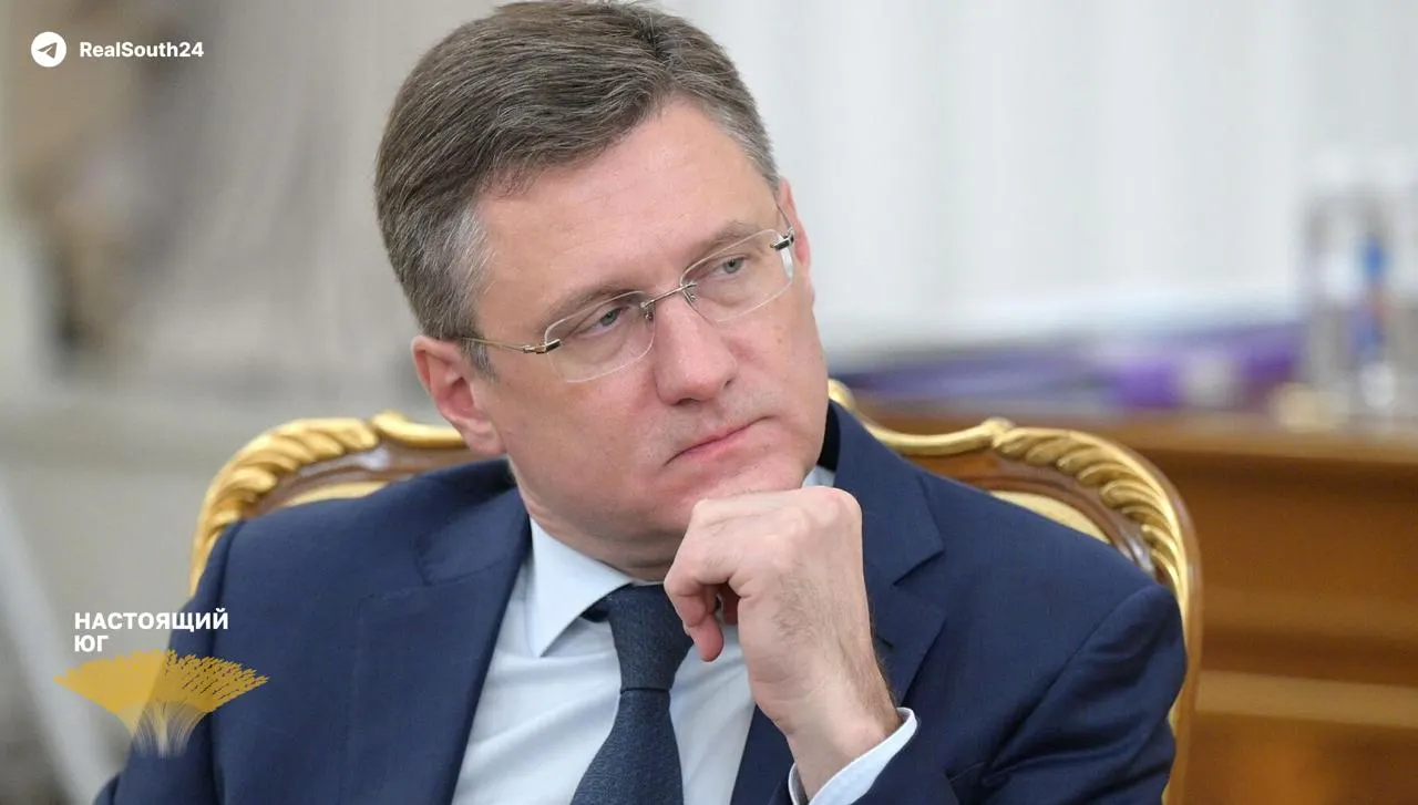 Вице‑премьер Александр Новак заявил, что ситуация на топливном рынке остаётся «напряжённой». Причины — летний пик спроса и внеплановые ремонты НПЗ после прилётов БПЛА; правительство готовит меры для насыщения рынка.
