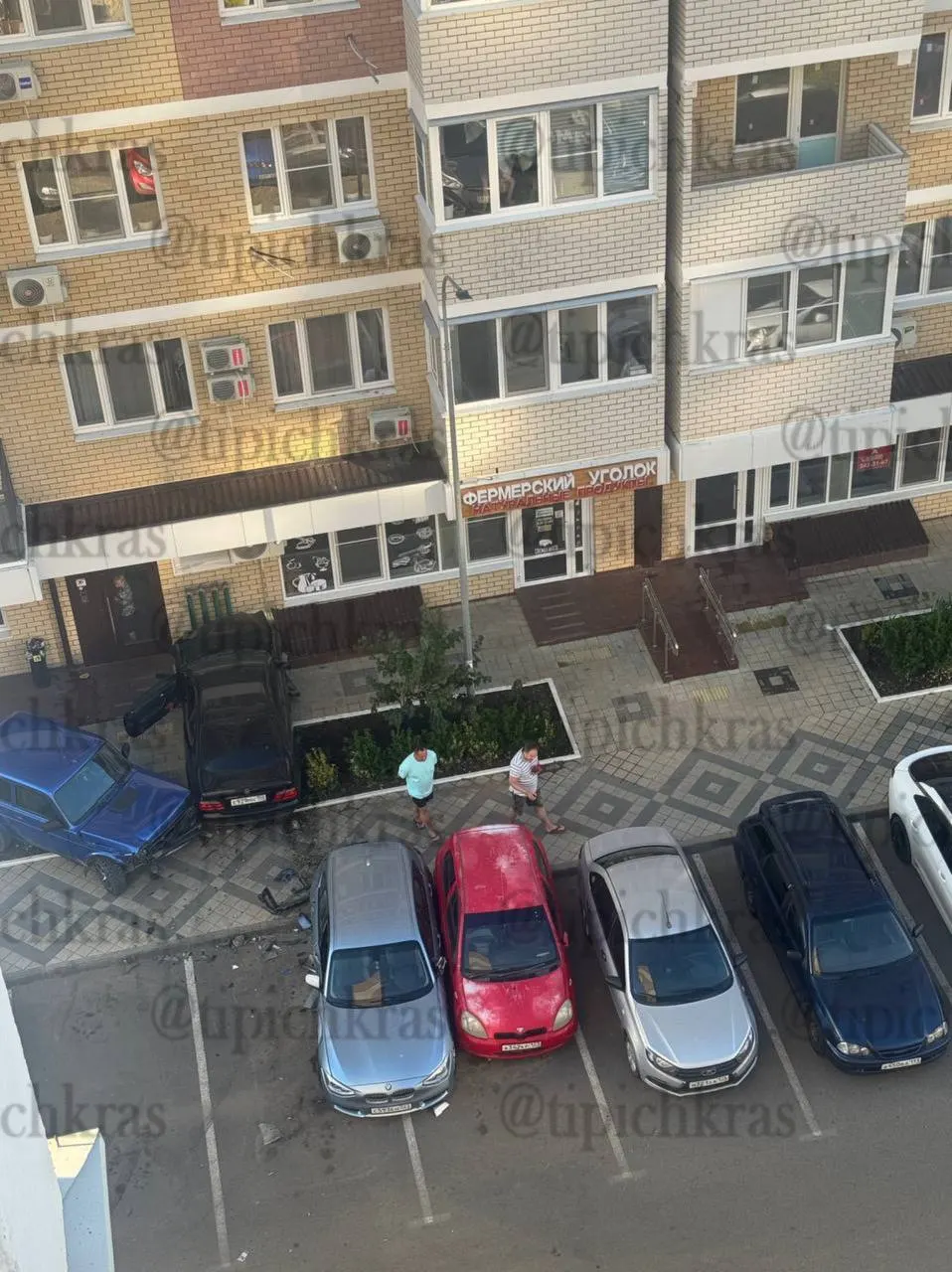 Рано утром «Мерседес» врезался в припаркованные автомобили на проспекте писателя Знаменского; очевидцы рассказали, что за рулём был пожилой мужчина в халате, от которого чувствовался запах алкоголя.