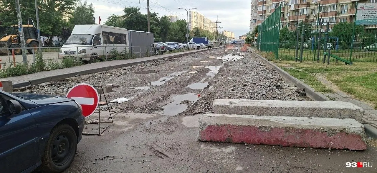 Работы возобновили после ликвидации аварии на канализации: рабочие готовят новое основание перед укладкой асфальта, завершить планируют до конца сентября.