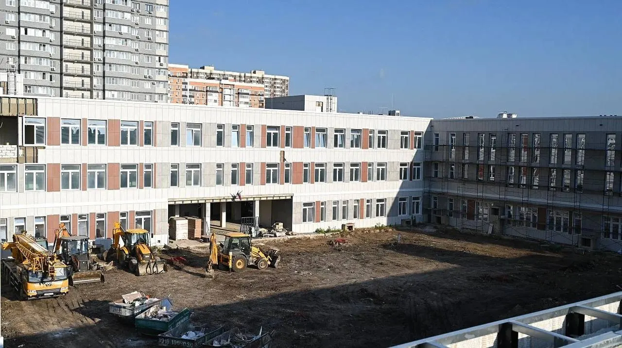 Долгострой оценили в 2,5 млрд рублей. Строительство стартовало осенью 2023 года на изъятом у частника участке, ранее открытие обещали к 1 сентября 2025 года.