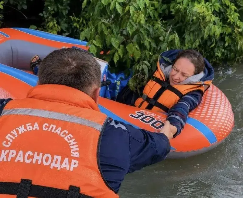 Купание в реке запрещено из‑за несоответствия воды санитарным нормам. С начала года в границах Краснодара спасли 12 человек, трое из них — дети. Для безопасности горожан развернули четыре сезонных водно‑спасательных поста.