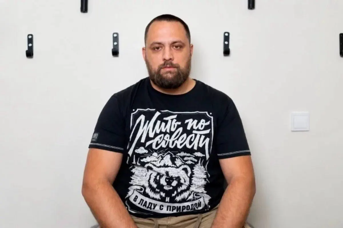 Ветеран СВО, задержавший нападавшего с мачете в торговом центре Краснодара, получил награды и направил часть премии на поддержку сослуживцев в зоне боевых действий.