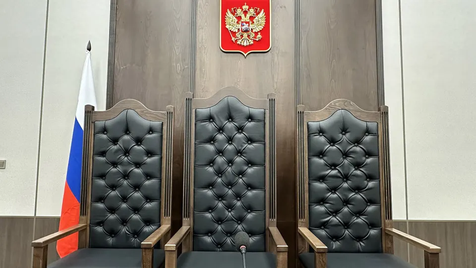 Верховный суд предложил смягчить квалификационные требования к ряду должностей в аппаратах судов, чтобы сократить кадровый дефицит. Эксперты предупреждают о рисках и называют необходимые дополнительные меры по мотивации и условиям труда.