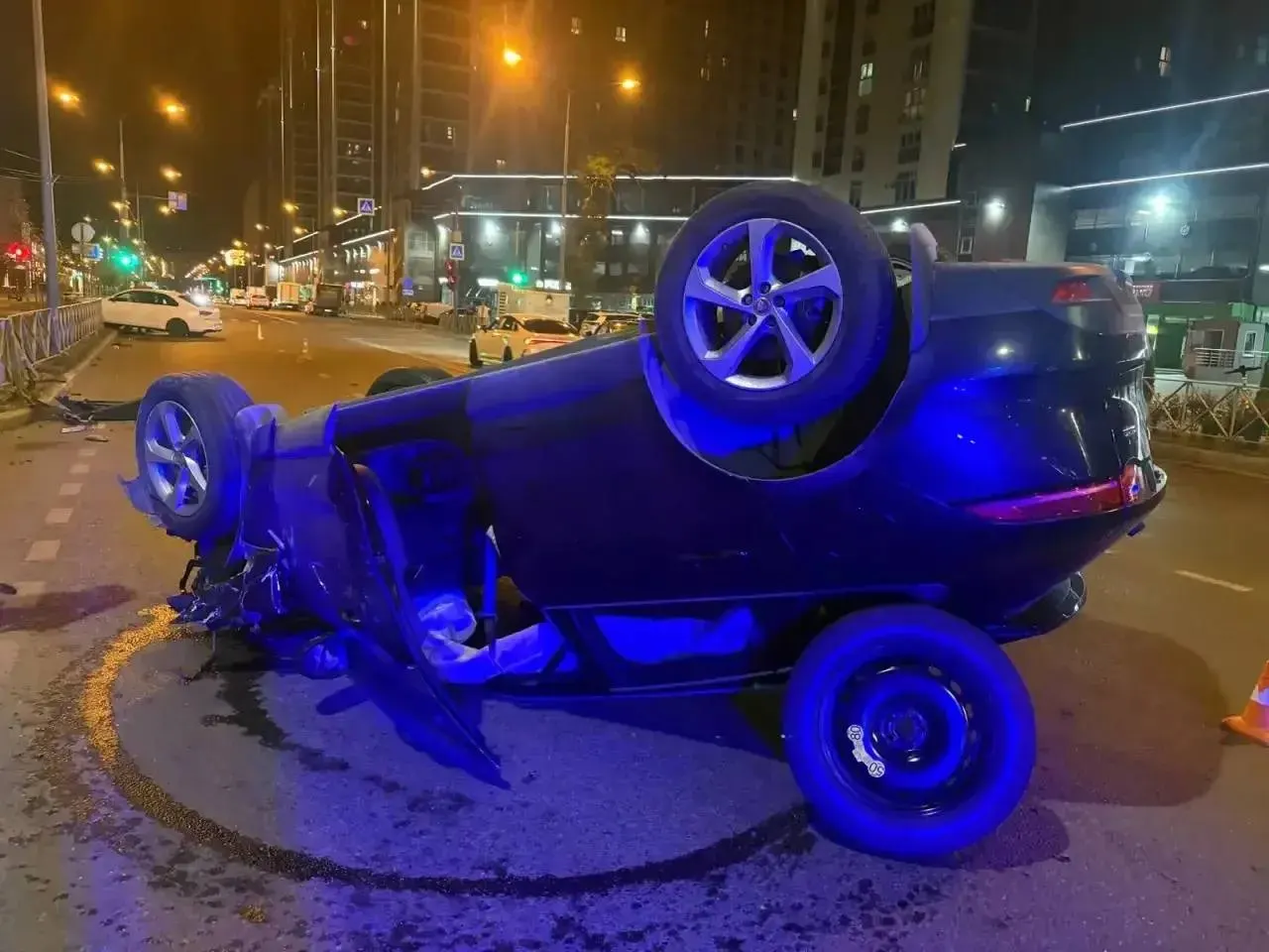 Около полуночи на улице Зиповской столкнулись Volkswagen и Jaguar; «Ягуар» опрокинулся на крышу, пострадавших нет, по факту происшествия проводится проверка.