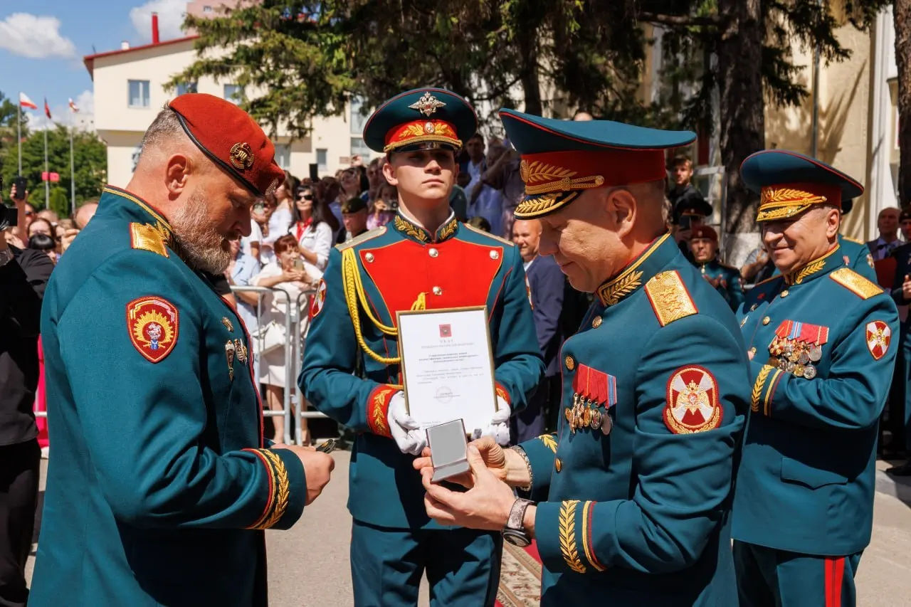 Начальнику Саратовского военного института войск национальной гвардии Александру Белоглазову присвоено воинское звание генерал-лейтенант; погоны вручил замдиректора Федеральной службы войск национальной гвардии Анатолий Маликов.