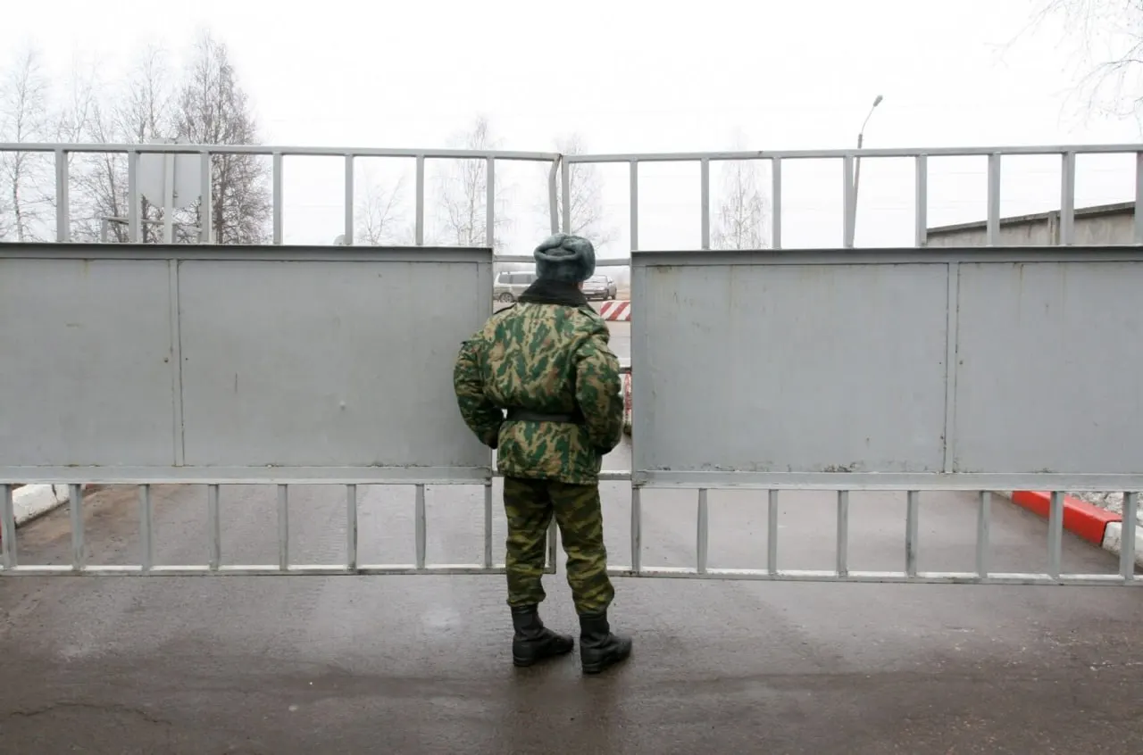 Томский депутат рассказал, что пропавших без вести всё чаще переводят в статус «самовольно покинувших часть», что лишает их родственников положенных выплат; при этом единовременные компенсации задерживаются.
