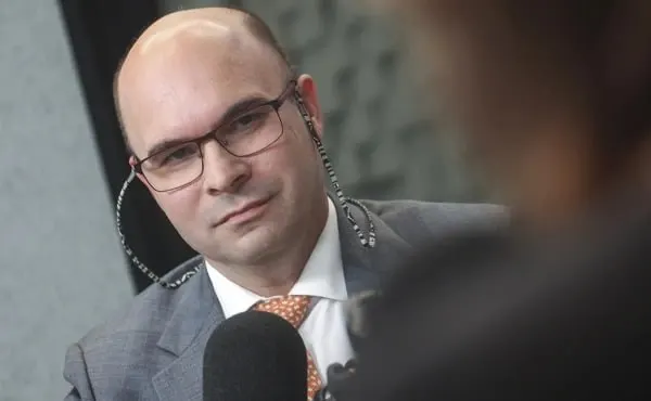 В ходе часовой прямой линии он объяснил, почему нельзя зафиксировать курс рубля, озвучил главные драйверы валюты и оценил риски для инфляции и банковских вкладов.
